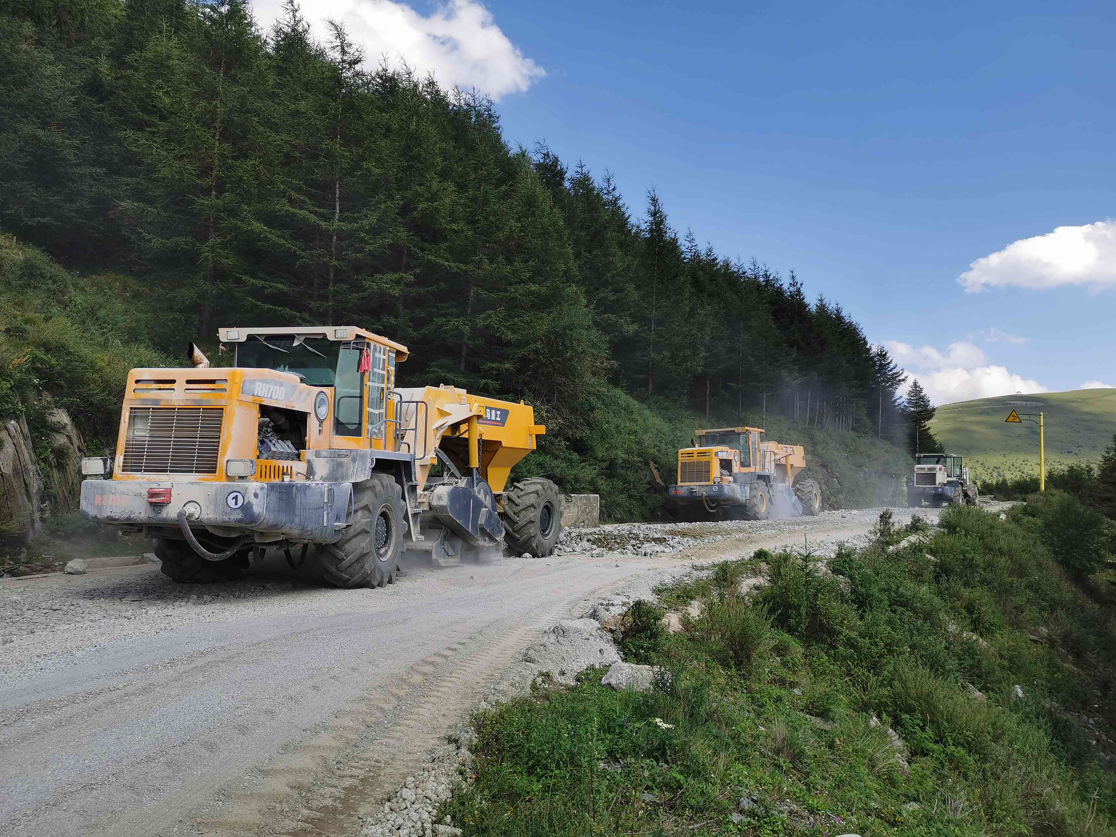 RH700，五臺(tái)山水泥路破碎施工